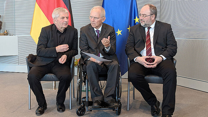 Der Bundesbeuaftragte für die Stasi-Unterlagen Roland Jahn, Bundestagspräsident&nbsp;Dr. Wolfgang Schäuble und der Präsident des Bundesarchivs&nbsp;Dr. Michael Hollmann&nbsp;bei der Übergabe des Konzepts zur Zukubft der Stasi-Unterlagen