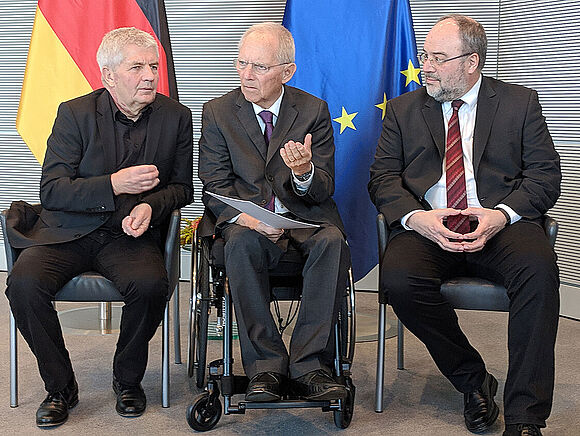 Der Bundesbeuaftragte für die Stasi-Unterlagen Roland Jahn, Bundestagspräsident Dr. Wolfgang Schäuble und der Präsident des Bundesarchivs Dr. Michael Hollmann bei der Übergabe des Konzepts zur Zukubft der Stasi-Unterlagen