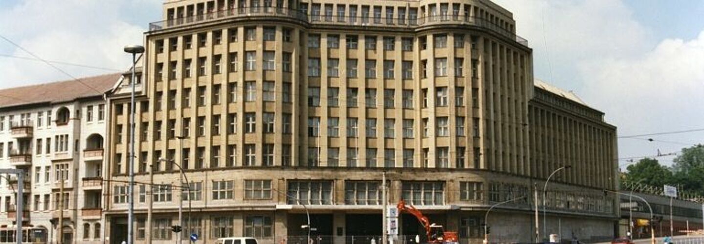 Gebäude des ehemaligen Instituts für Marxismus-Leninismus beim ZK der SED in der Torstraße in Berlin-Mitte, ab 1993 erster Dienstsitz der Stiftung Archiv der Parteien und Massenorganisationen der DDR im Bundesarchiv