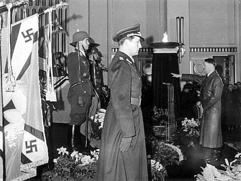 Schwarz-Weiß-Fotografie von Adolf Hitler am Sarg von Ernst Udet