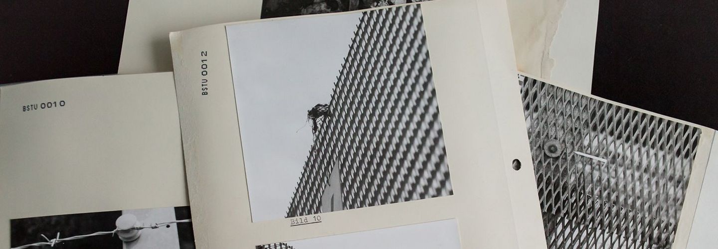 Bildbericht, in den Fotos des Grenzzauns eingeklebt sind, über den Rolf H. 1987 in den Westen floh. Auf einigen Bildern ist ein Fetzen der Uniform des geflüchteten NVA-Gefreiten zu sehen, die während seiner Flucht am Zaun zerriss.