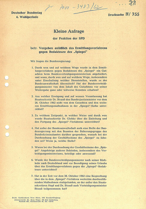 Kleine Anfrage der Fraktion der SPD vom 16. November 1962 betreffend das „Vorgehen anlässlich des Ermittlungsverfahrens gegen Redakteure des Spiegel“ gedrucktes Formblatt mit der Überschrift "Kleine Anfrage" mit nummerierten Absätzen im Text; handschriftliche Ziffern am oberen Blattrand
