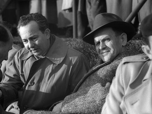 6. Der Weltmeister-Trainer Sepp Herberger bei einem Freundschaftsspiel der A- und B-Auswahl der DDR-Fußball-Nationalmannschaft am 11. April 1956 im Friedrich-Ludwig-Jahn-Sportpark in Ost-Berlin 6. Der Weltmeister-Trainer Sepp Herberger bei einem Freundschaftsspiel der A- und B-Auswahl der DDR-Fußball-Nationalmannschaft am 11. April 1956 im Friedrich-Ludwig-Jahn-Sportpark in Ost-Berlin