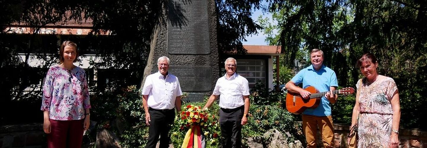 Gunter Kaufmann (m.l.) und OB Hans Jürgen Pütsch legen im Beisein von Elisabeth Thalhofer, Roland Walter und Irmgard Stamm (v.l.) am Denkmal für die in Rastatt standrechtlich erschossenen Freiheitskämpfer von 1849 einen Kranz nieder