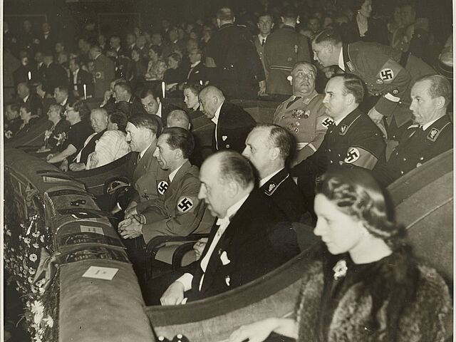Uraufführung des Olympia-Films im Ufa-Palast am Zoo in Anwesenheit von Adolf Hitler am 20. April 1938
