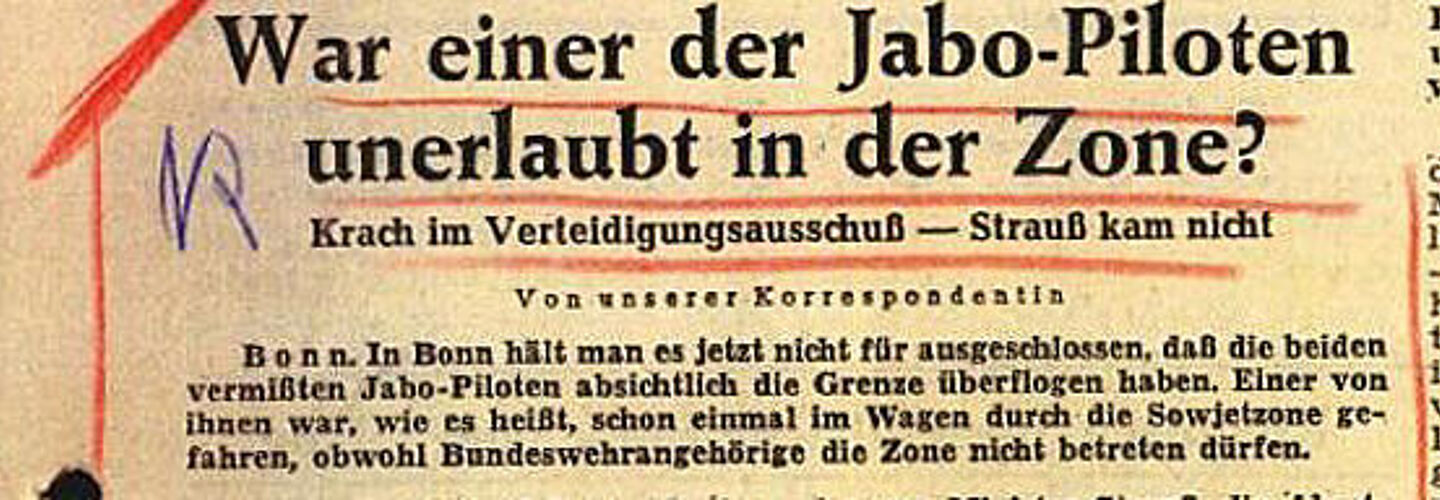 Zeitungsseite mit einem rot markierten Artikel und unterstrichener Überschrift