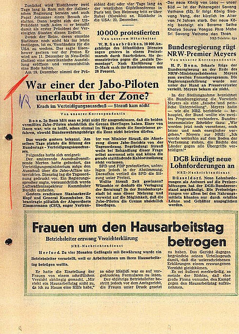 Zeitungsseite mit einem rot markierten Artikel und unterstrichener Überschrift
