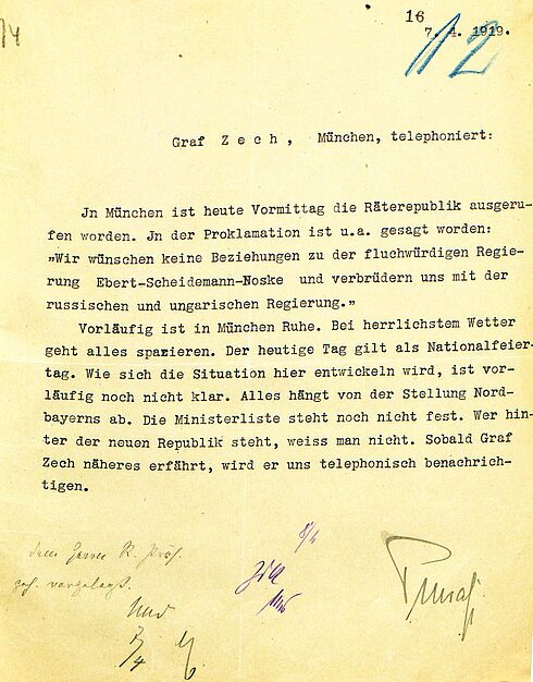 maschinengeschriebenes Dokument mit handschriftlichen Vermerken, Kürzeln und Unterschriften unter dem Text