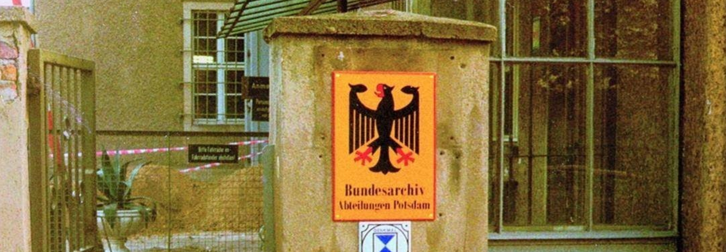 Amtschild „Bundesarchiv. Abteilungen Potsdam“ am Haupteingang und entfernte Amtsschilder „Zentrales Staatsarchiv“, „Ministerrat der Deutschen Demokratischen Republik, Ministerium des Inneren, Staatliche Archivverwaltung“, 1990