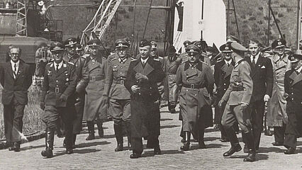 Besichtigung der Heeresversuchsanstalt Peenemünde durch u. a. Wernher von Braun und Karl Dönitz