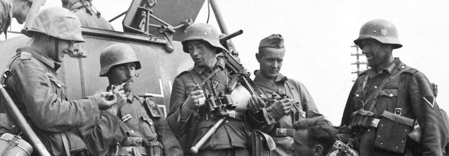 Gruppe von sechs deutschen Infanteristen bei einer Kampfpause