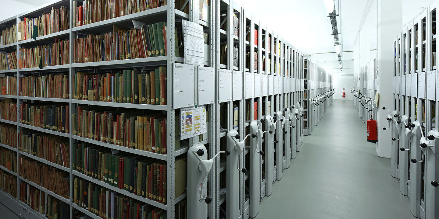 Bild aus dem Bundesarchiv in Berlin-Lichterfelde.- Innenansicht des Magazingebäudes ("Ernst-Posner-Bau") mit Rollregalanlage, Quelle:
            Bundesarchiv / Mila Hacke