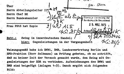 Gruppe II/2 II/2 - 35020 - In 16  Bonn, den 21.03.1975 Hä.  [handschriftliche Ergänzung: Ø an StäV gez. Stern]  Über Herrn Abteilungsleiter II Herrn Chef BK Herrn Bundeskanzler  Frau PStS hat Kopie  [Unterschriftskürzel: [unleserlich]][handschriftliche Ergänzung: 21][handschriftliche Ergänzung: 25/3] [handschriftliche Ergänzung: 1) [durchgestrichen: VL/L] als Eingang zgK 2) WV A[unleserlich] II Kü 25/3  [Stempel: Ständige Vertretung der Bundesrepublik Deutschland 25. März 1975 Anlagen [Auslassung]]  [handschriftliche Ergänzung: 1.) [unleserlich] 2.) ZelA 3502406 Kü 26/3]  Betr.: Swing im innerdeutschen Handel; hier: Gegenleistungen in der Vergangenheit  Weisungsgemäß habe ich BMWi, BMB, Landesvertretung Berlin und SPD-Fraktion (Herr Selbmann) um Prüfung gebeten, ob es zutrifft, daß zu keiner Zeit der Versuch gemacht wurde, den Swing mit Gegenleistungen der DDR zu verbinden. Aufzeichnungen des BMWi und BMB sind beigefügt (Anlagen 1-3). Danch ergibt sich folgendes Bild:  1. Bis 1962 wurde nicht versucht, für den Swing Gegenleistungen zu erhalten. Damals bewegte sich der Swing in einer Größenordnung (16-100 Mio VE), die für ein politisches Druckmittel nicht ausreichte. Er hatte im wesentlichen noch technischen Charakter zur Abwicklung des bilateralen Verrechnungsverkehrs.  Daß aber auch in den 50er Jahren dem Swing immerhin gewisse politische Bedeutung begemessen wurde, zeigen Überlegungen anläßlich der Swingerhöhung 1953 wo auf das Junktim zwischen Berlinverkehr und innerdeutschen Handel hingewiesen wurde. An Gegenleistungen wurde jedoch nicht gedacht.  Ein tatsächliches [unterstrichen: Junktim] wurde durch die Gegenblockade 1948 hergestellt. Durch das New Yorker Abkommen vom 04.05.1949 wurden alle Behinderungen wieder gleichzeitig aufgehoben. Danach wurde von unserer Seite bei Behinderungen des Berlinverkehrs wiederholt Druck über den innerdeutschen Handel auf die DDR ausgeübt: