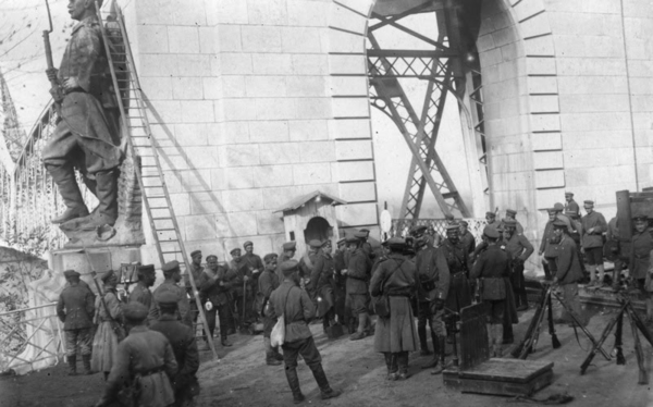 Deutsche Truppen im eroberten Constanza in Rumänien, östliche Einfahrt der Cernavoda-Brücke, 1916