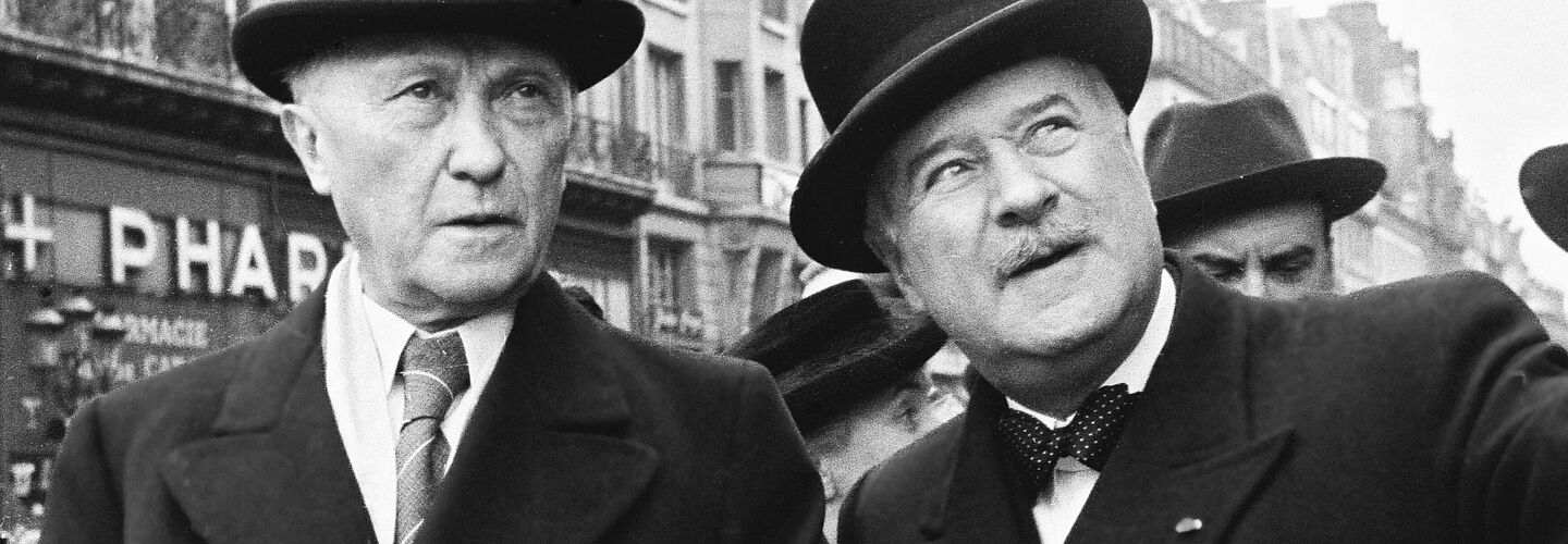 Bundeskanzler Konrad Adenauer (l.) im Gespräch mit André Francois Poncet, französischer Hoher Kommissar in Deutschland, Paris. .