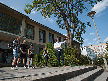 Besucherinnen und Besucher bei einer Führung am Tag des offenen Denkmals.
