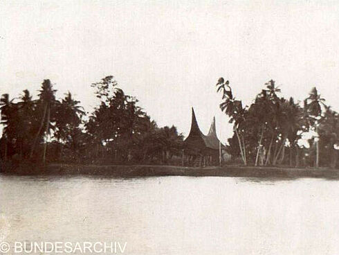 Schwarz-Weiß-Fotografie eines Hauses aus dem Dorfe Pagem