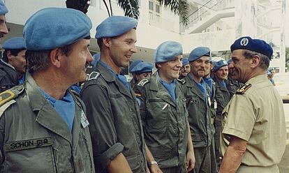 Der Inspekteur des Sanitätswesens Gunter Desch schreitet während seines Besuchs des deutschen UNTAC-Kontingents eine Reihe von angetretenen Sanitätssoldaten im deutschen Feldhospital in Phnom Penh ab.