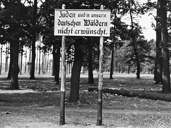 Antisemitisches Schild in einem Wald in Berlin (1936 ca.)