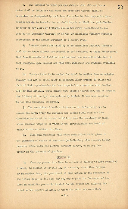 Abgebildet ist eine englischsprachige Fassung des Kontrollratsgesetzes Nr. 10 des Alliierten Kontrollrats