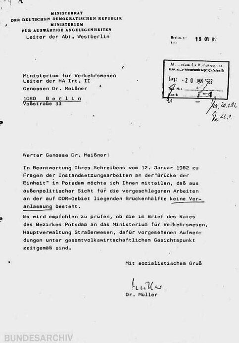 Schreiben des Ministeriums für Auswärtige Angelegenheiten der DDR an das Ministerium für Verkehrswesen der DDR betreffend die Instandsetzung der Glienicker Brücke auf der Potsdamer Seite