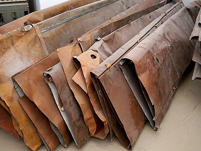 Das bild zeigt einige aneinandergereihte Kupferplatten.