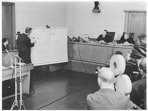 Prozess gegen dem KZ-Arzt Horst Fischer vor dem Obersten Gericht der DDR am 11. März 1966: Fischer zeigt an einer Tafel die Krematorien des KZ Auschwitz-Birkenau