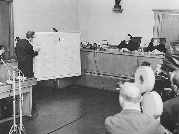 Prozess gegen dem KZ-Arzt Horst Fischer vor dem Obersten Gericht der DDR am 11. März 1966: Fischer zeigt an einer Tafel die Krematorien des KZ Auschwitz-Birkenau