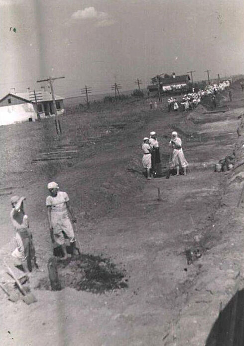 Fotografie von weiblichen Hilfskräften beim Bau von Kreuzungsstellen