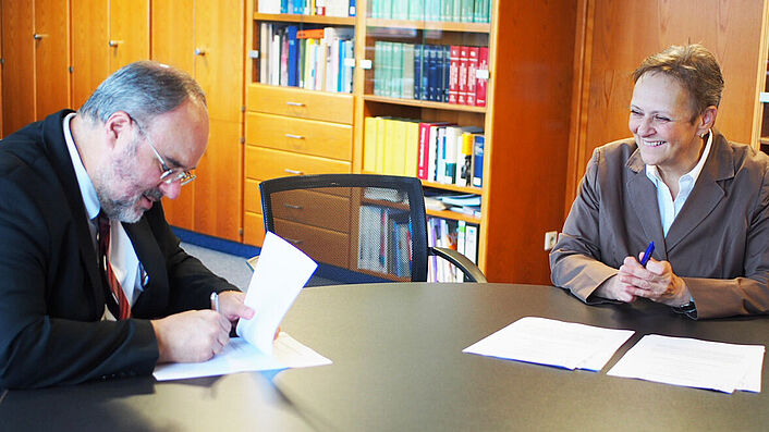 BMF-Unterabteilungsleiterin Eva Maria Meyer und Prof. Dr. Michael Hollmann, Präsident des Bundesarchivs, bei der Unterzeichung der Vereinbarung zwischen dem Bundesarchiv und dem Bundesministerium der Finanzen in Koblenz am 10. September 2021