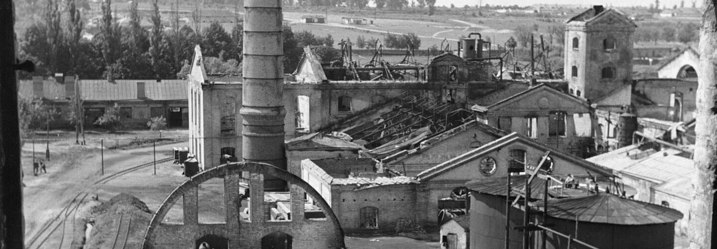 Zerstörte Zuckerfabrik, die als Munitionslager genutzt wird.