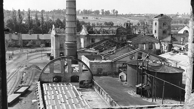Zerstörte Zuckerfabrik, die als Munitionslager genutzt wird.