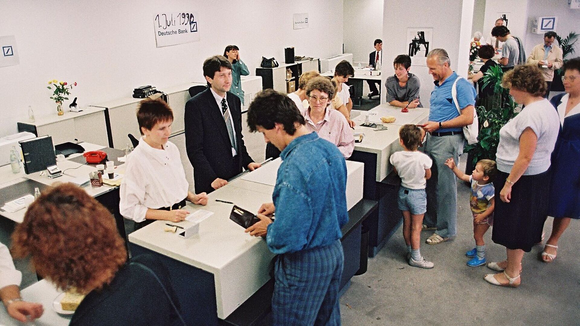 Bild vom Umtausch von DDR-Geld in D-Mark, Berlin 1. August 1990
