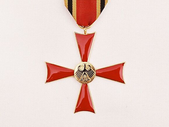 Nahaufnahme der Herrenausführung des Verdienstordens der Bundesrepublik Deutschland (Bundesverdienstkreuz) mit Bandschnalle