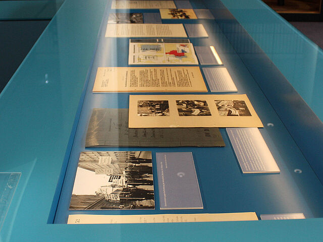 Exponate zur Geschichte der Bundeswehr in der Wechselvitrine 