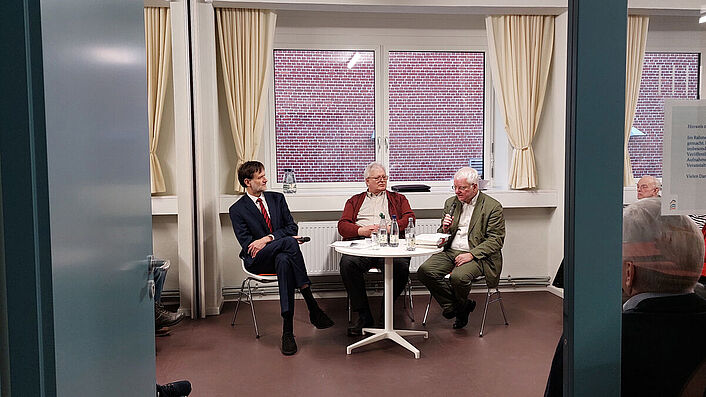 Dr. Jens Beutmann (links) im Gespräch mit Rocco Schettler (mitte) und Enrico Seewald (rechts)