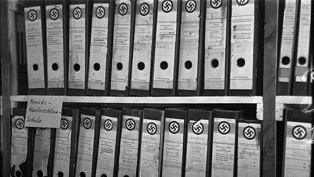 Regal mit nationalsozialistischen Akten im Berlin Document Center (1947)