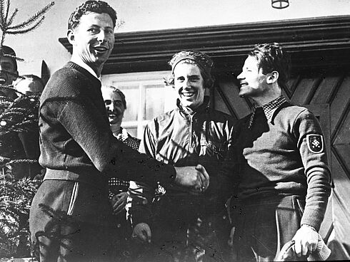 Skiläufer Franz Pfnür, Christl Cranz-Borchers und Gustav Lantschner (vlnr) während der Olympischen Spiele 1936 in Garmisch-Partenkirchen