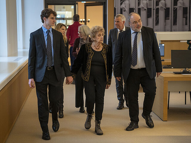 Die Holocaust-Überlebende Tova Friedman (87) bei Ihrem Besuch im Bundesarchiv in Berlin-Lichterfelde am Holocaust-Gedenktag zusammen mit ihrem Enkel Aron Friedman (links).
