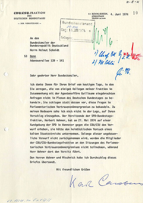 Schreiben mit Maschinentext auf offiziellem Briefpapier mit händischer Unterschrift und handschriftlichen behördlichen Vermerken sowie Stempeln