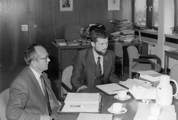 Besuch der Leitung der Staatlichen Archivverwaltung der DDR im Bundesarchiv, Prof. Dr. Kluge (links) und Herr Hebig, 1990