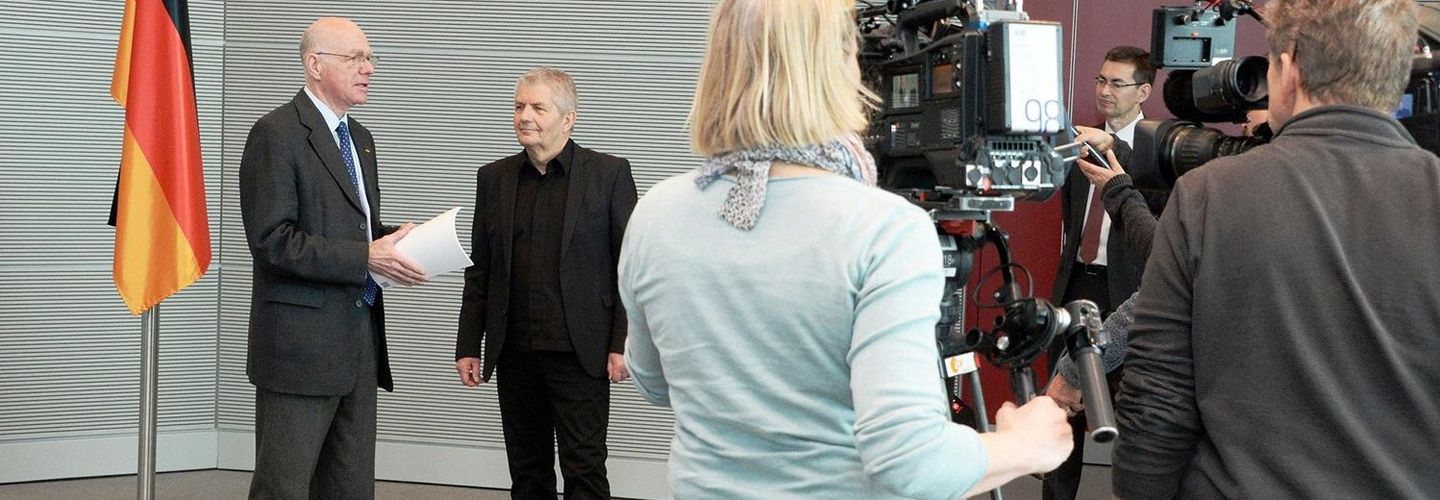 Der Bundesbeauftragte Roland Jahn übergibt den 13. Tätigkeitsbericht an den Bundestagspräsidenten Prof. Dr. Norbert Lammer.