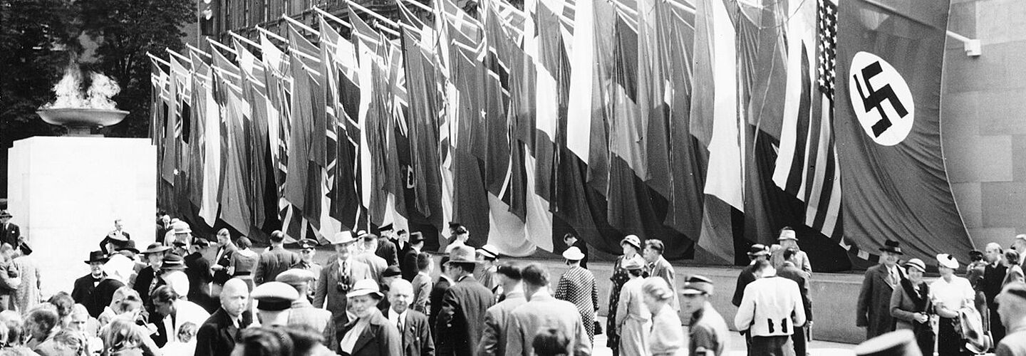 Fahnenschmuck während der Olympischen Spiele 1936 am Berliner Schloss