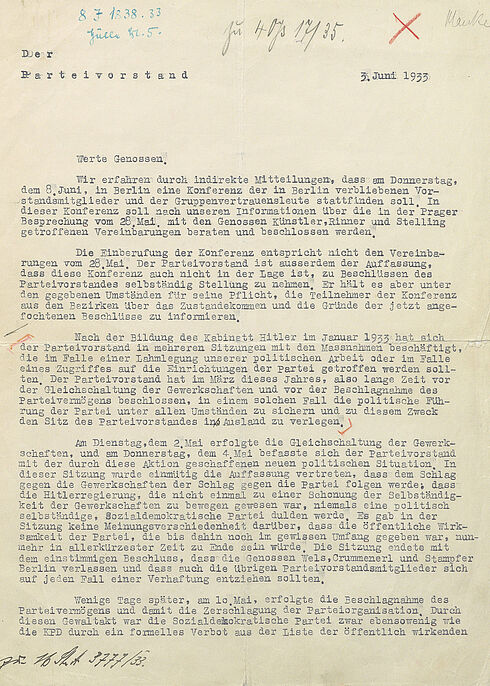 Schriftstück mit Maschinentext und handschriftlichen Ergänzungen und Markierungen