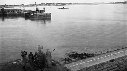Wehrmachtssoldaten in Küstenstellung auf der englischen Kanalinsel Guernsey