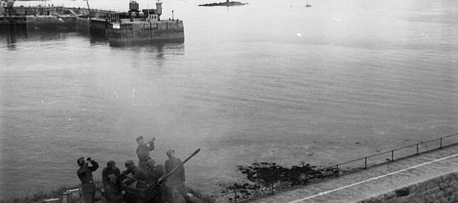 Wehrmachtssoldaten in Küstenstellung auf der englischen Kanalinsel Guernsey