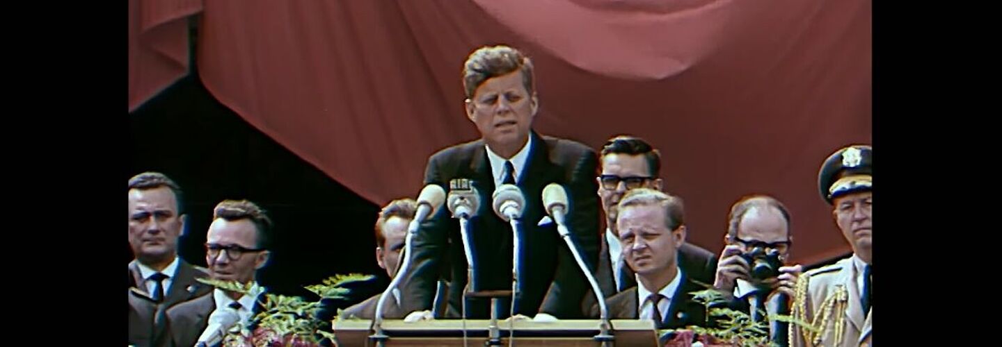 Screenshot der Website der ZDF-Medithek. Zu sehen ist ein Ausschnitt aus einem Video, das John F. Kennedy während seiner berühmten Rede vor dem Schöneberger Rathaus zeigt. Oben rechts im Video ist das Bundesarchiv-Logo zu sehen.