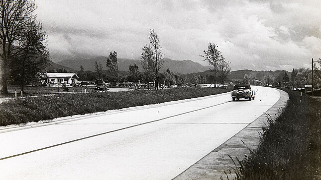 Reichsautobahn München - Salzburg bei einer Tankstelle am Rasthaus am Chiemsee (1939/1940 ca.)