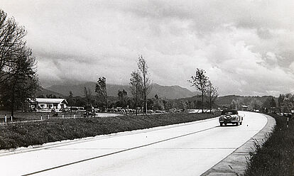 Reichsautobahn München - Salzburg bei einer Tankstelle am Rasthaus am Chiemsee (1939/1940 ca.)