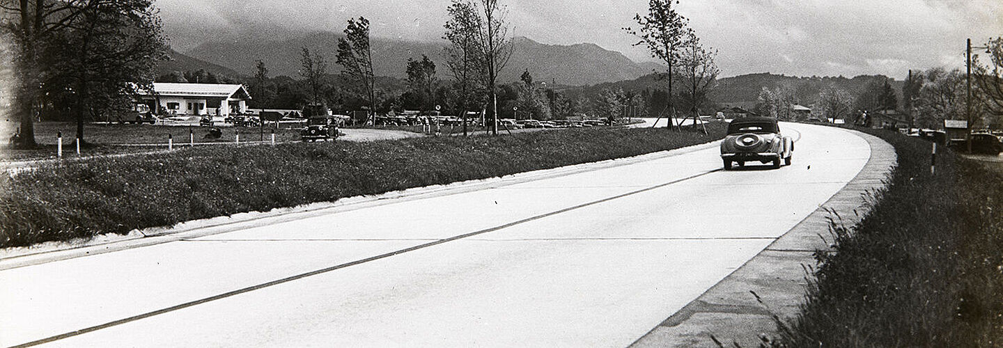 Reichsautobahn München - Salzburg bei einer Tankstelle am Rasthaus am Chiemsee (1939/1940 ca.)